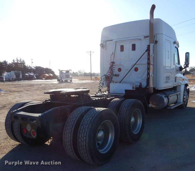 image for item IV9973 2010 Freightliner Cascadia 125  semi truck
