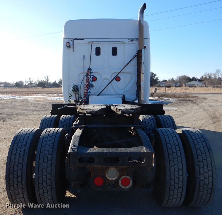 image for item IV9973 2010 Freightliner Cascadia 125  semi truck