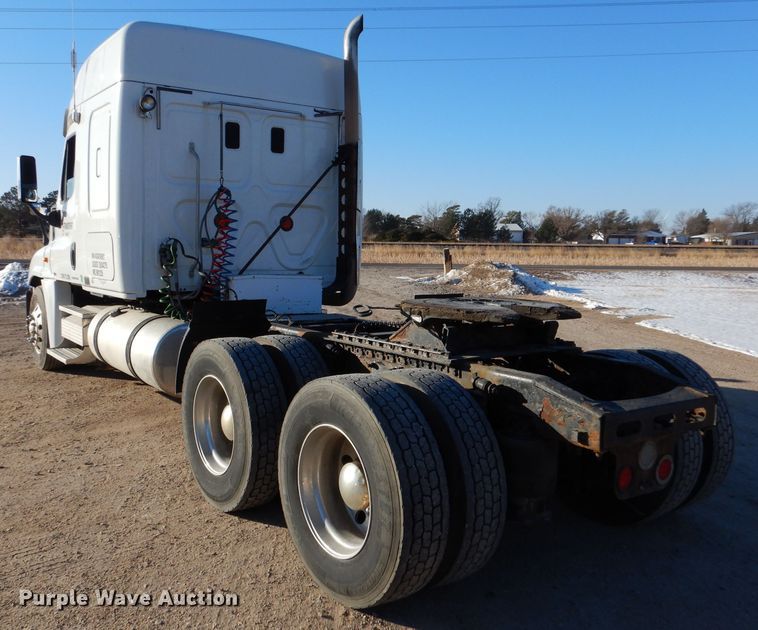 image for item IV9973 2010 Freightliner Cascadia 125  semi truck