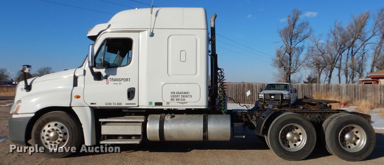 image for item IV9973 2010 Freightliner Cascadia 125  semi truck