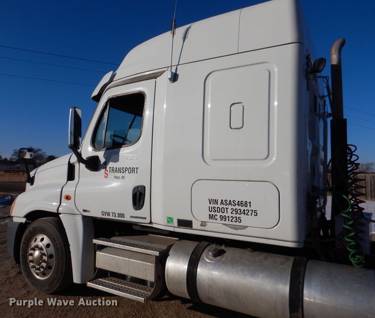 image for item IV9973 2010 Freightliner Cascadia 125  semi truck