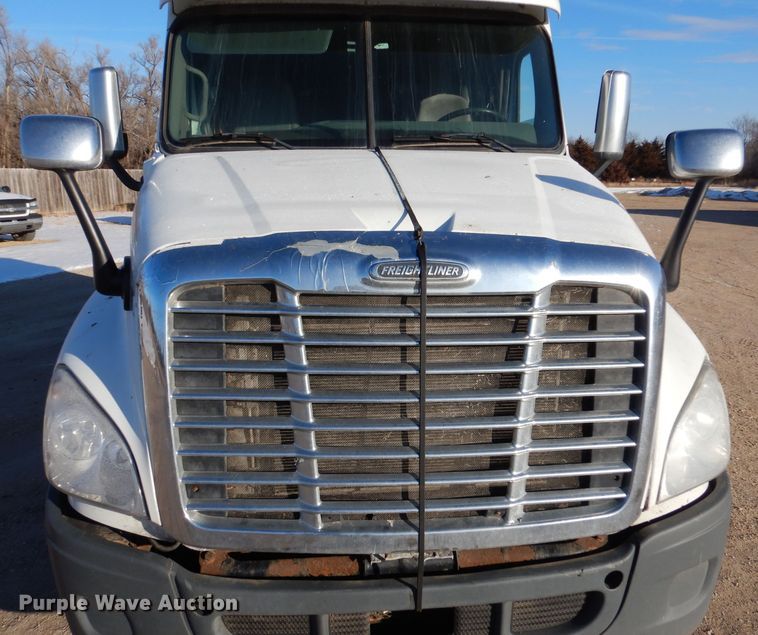 image for item IV9973 2010 Freightliner Cascadia 125  semi truck