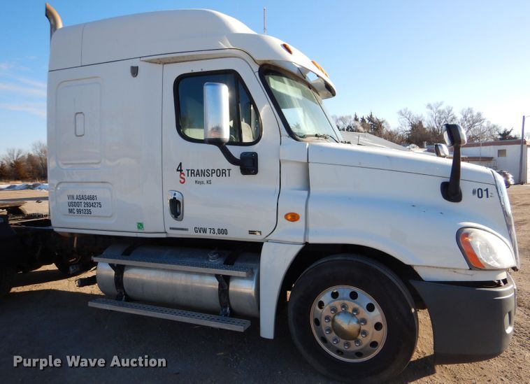 image for item IV9973 2010 Freightliner Cascadia 125  semi truck