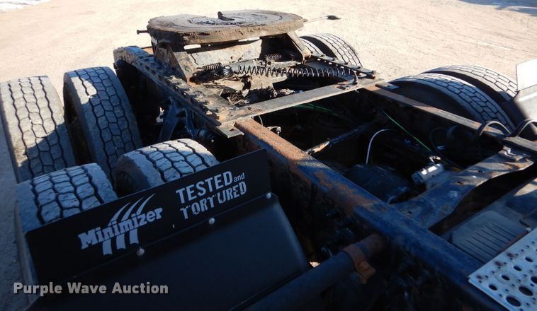 image for item IV9973 2010 Freightliner Cascadia 125  semi truck