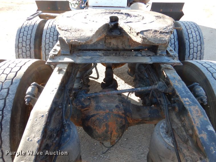 image for item IV9973 2010 Freightliner Cascadia 125  semi truck