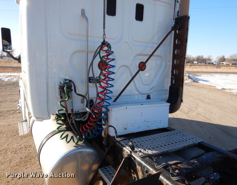 image for item IV9973 2010 Freightliner Cascadia 125  semi truck