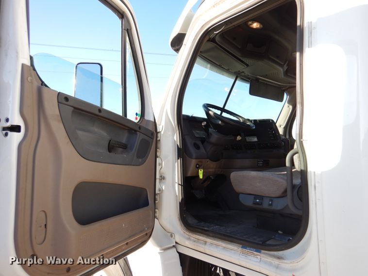 image for item IV9973 2010 Freightliner Cascadia 125  semi truck