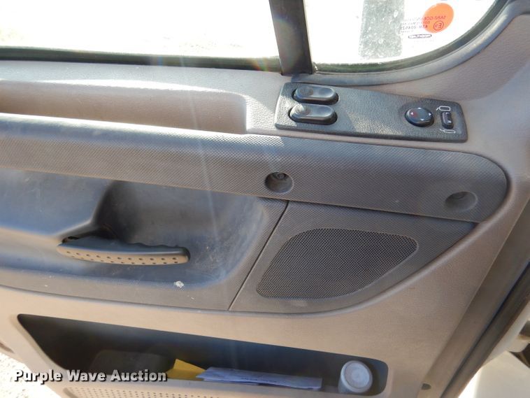 image for item IV9973 2010 Freightliner Cascadia 125  semi truck