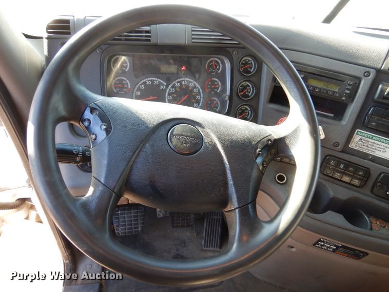 image for item IV9973 2010 Freightliner Cascadia 125  semi truck