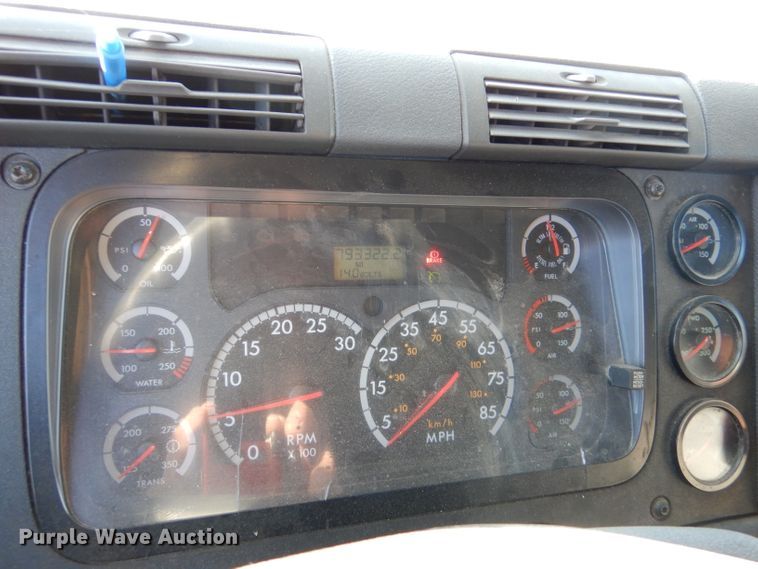 image for item IV9973 2010 Freightliner Cascadia 125  semi truck