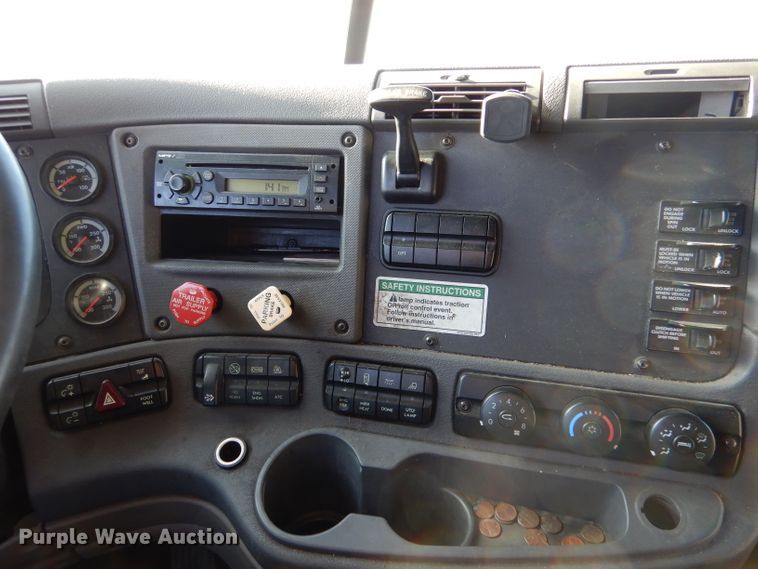 image for item IV9973 2010 Freightliner Cascadia 125  semi truck