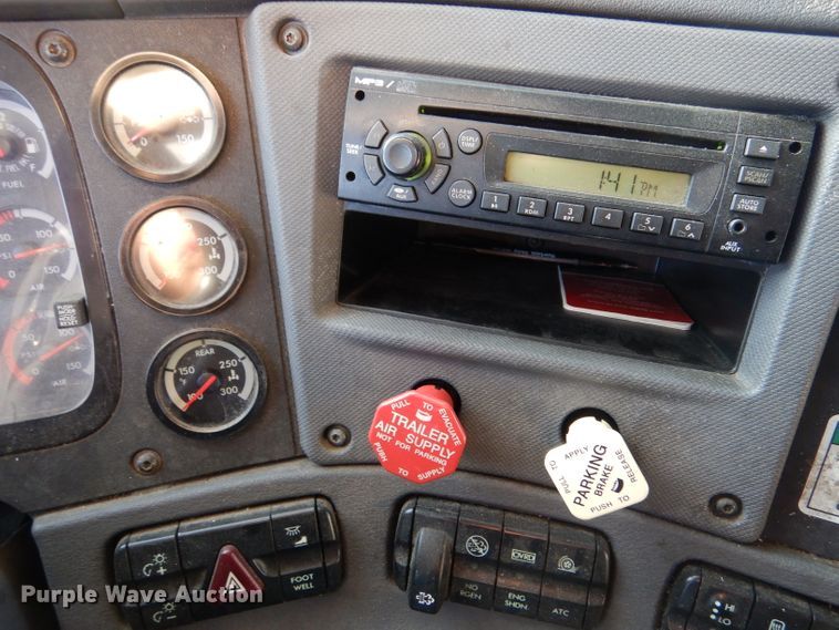 image for item IV9973 2010 Freightliner Cascadia 125  semi truck