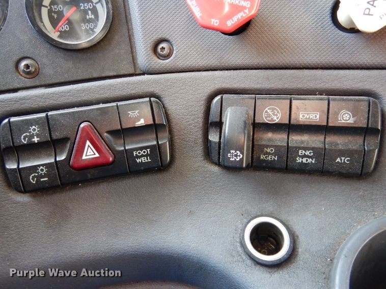 image for item IV9973 2010 Freightliner Cascadia 125  semi truck