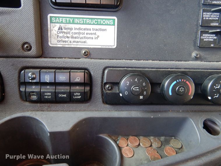 image for item IV9973 2010 Freightliner Cascadia 125  semi truck