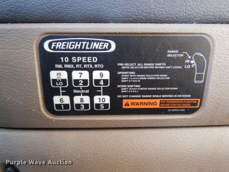 image for item IV9973 2010 Freightliner Cascadia 125  semi truck