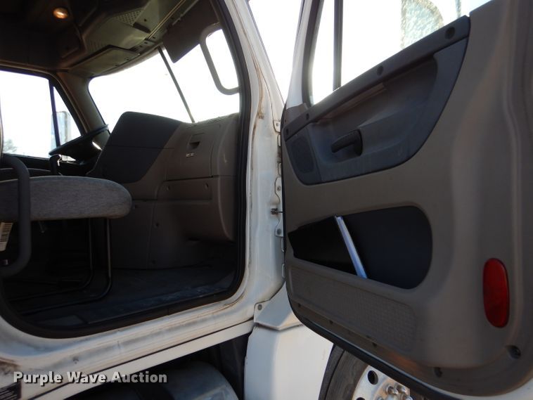 image for item IV9973 2010 Freightliner Cascadia 125  semi truck