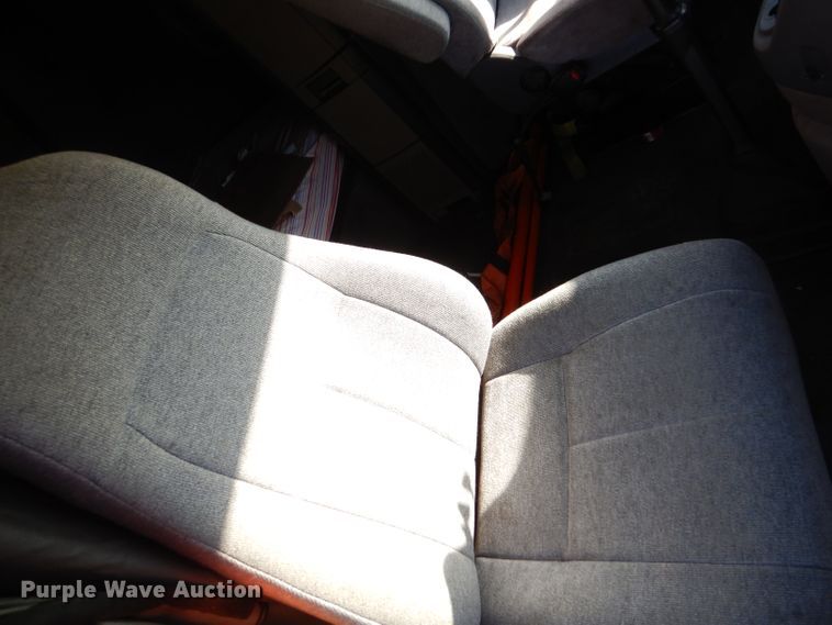 image for item IV9973 2010 Freightliner Cascadia 125  semi truck