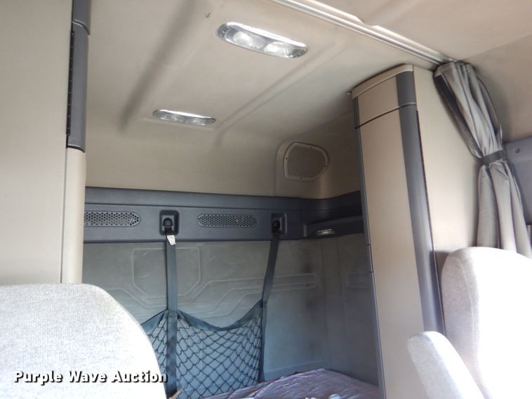 image for item IV9973 2010 Freightliner Cascadia 125  semi truck