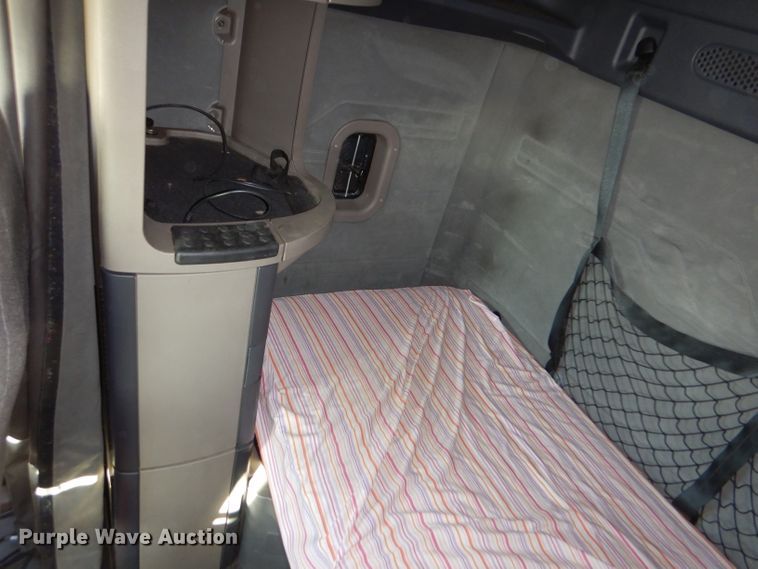 image for item IV9973 2010 Freightliner Cascadia 125  semi truck