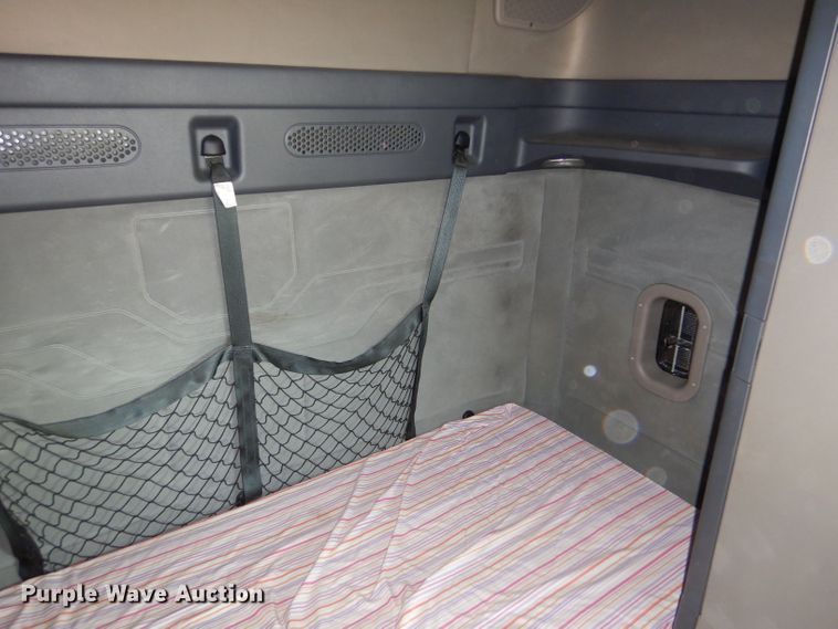 image for item IV9973 2010 Freightliner Cascadia 125  semi truck