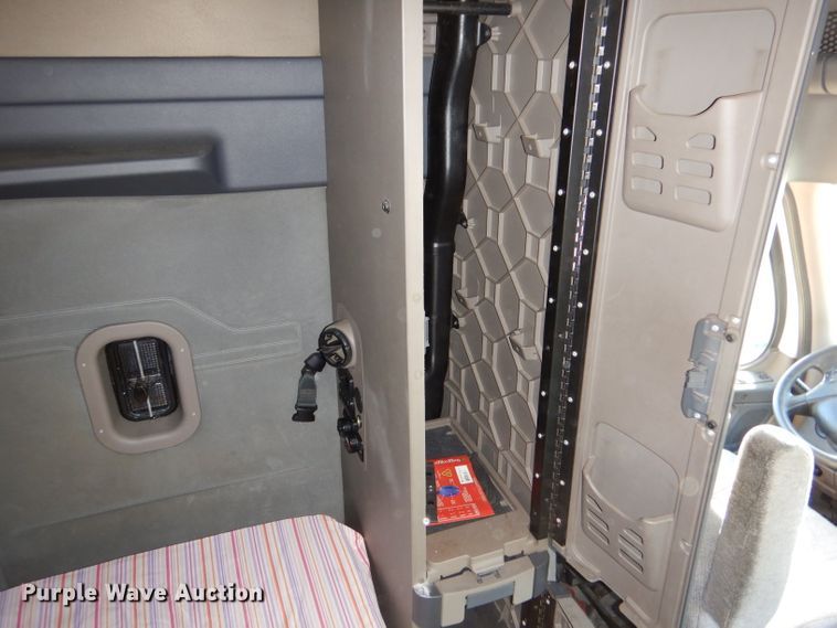 image for item IV9973 2010 Freightliner Cascadia 125  semi truck