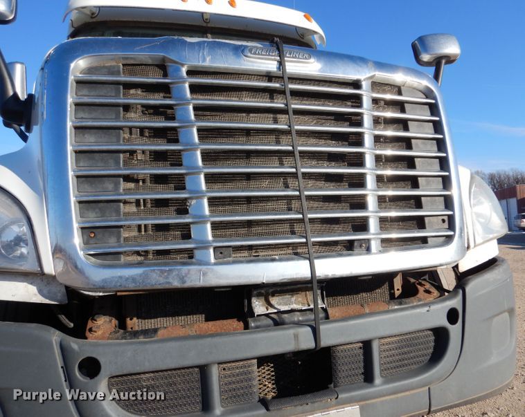 image for item IV9973 2010 Freightliner Cascadia 125  semi truck