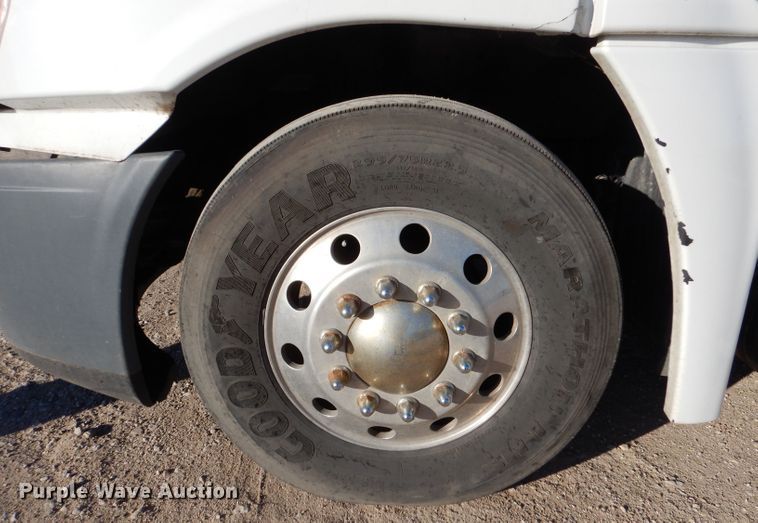 image for item IV9973 2010 Freightliner Cascadia 125  semi truck