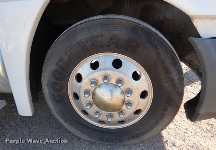 image for item IV9973 2010 Freightliner Cascadia 125  semi truck