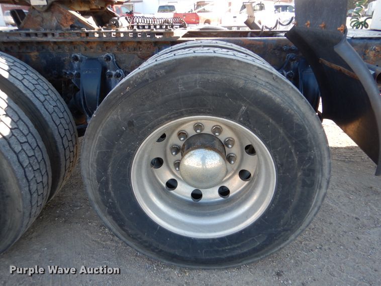 image for item IV9973 2010 Freightliner Cascadia 125  semi truck