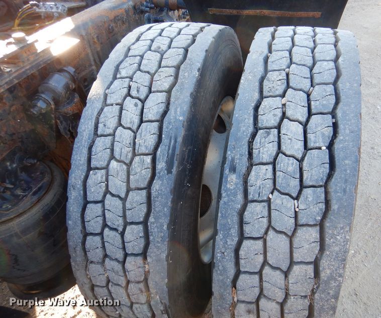 image for item IV9973 2010 Freightliner Cascadia 125  semi truck