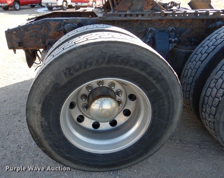 image for item IV9973 2010 Freightliner Cascadia 125  semi truck