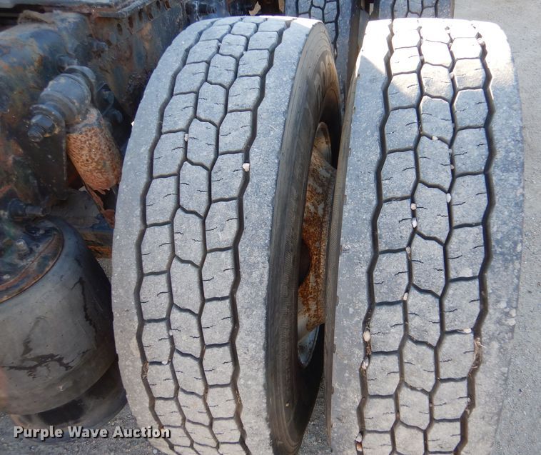 image for item IV9973 2010 Freightliner Cascadia 125  semi truck