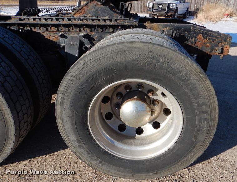 image for item IV9973 2010 Freightliner Cascadia 125  semi truck