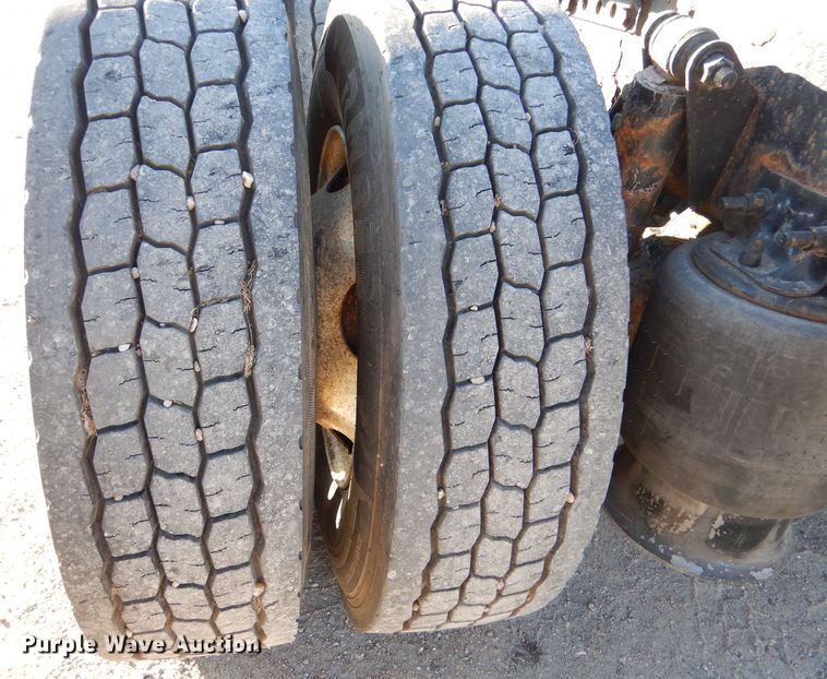 image for item IV9973 2010 Freightliner Cascadia 125  semi truck