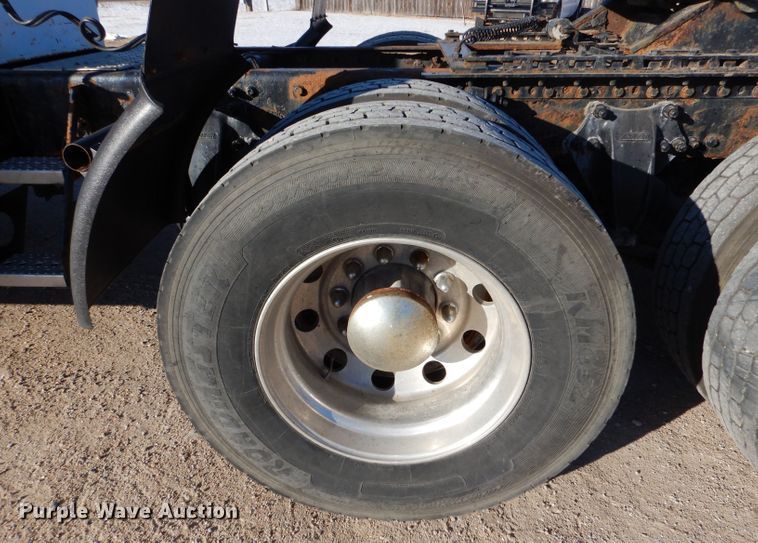 image for item IV9973 2010 Freightliner Cascadia 125  semi truck