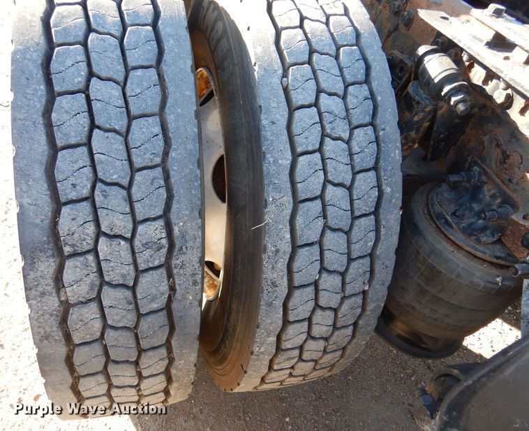 image for item IV9973 2010 Freightliner Cascadia 125  semi truck