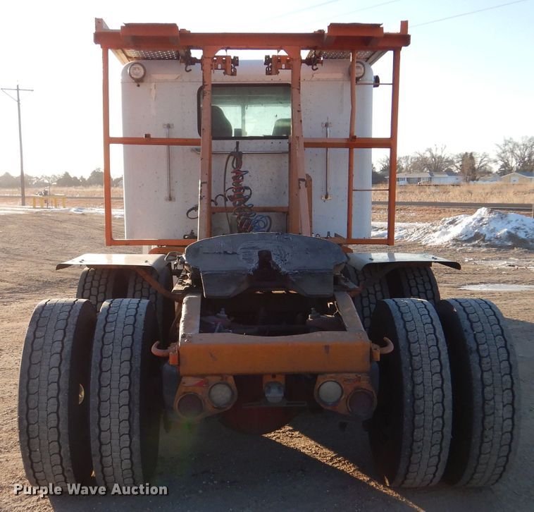 image for item IV9974 2002 Peterbilt 379  semi truck