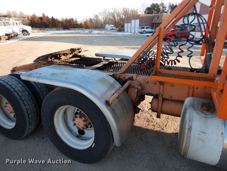 image for item IV9974 2002 Peterbilt 379  semi truck