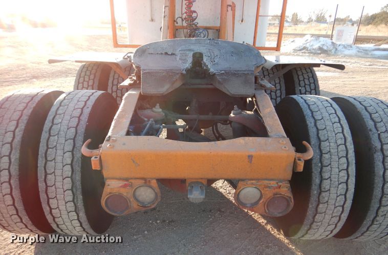 image for item IV9974 2002 Peterbilt 379  semi truck