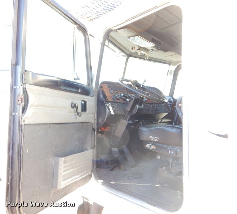 image for item IV9974 2002 Peterbilt 379  semi truck