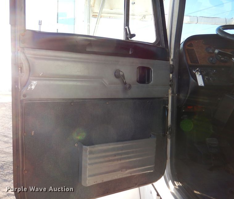 image for item IV9974 2002 Peterbilt 379  semi truck