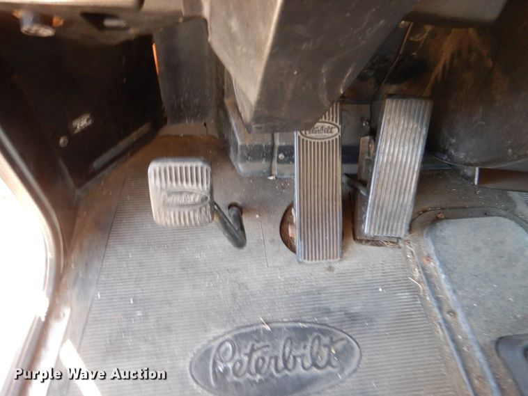 image for item IV9974 2002 Peterbilt 379  semi truck