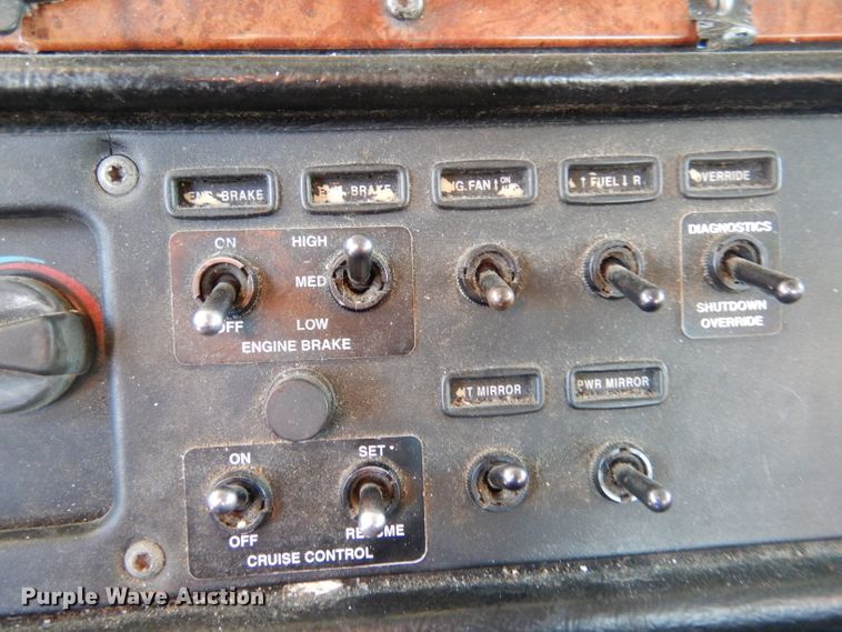 image for item IV9974 2002 Peterbilt 379  semi truck