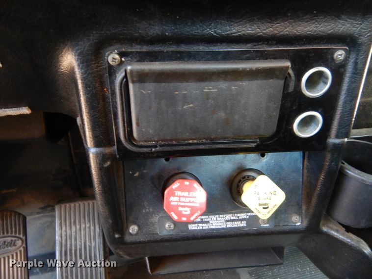 image for item IV9974 2002 Peterbilt 379  semi truck