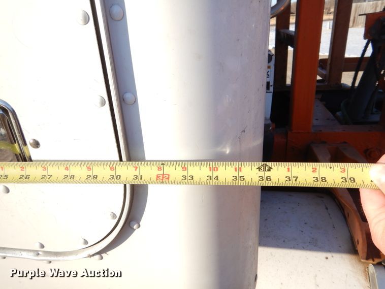 image for item IV9974 2002 Peterbilt 379  semi truck