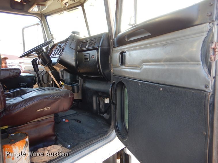 image for item IV9974 2002 Peterbilt 379  semi truck