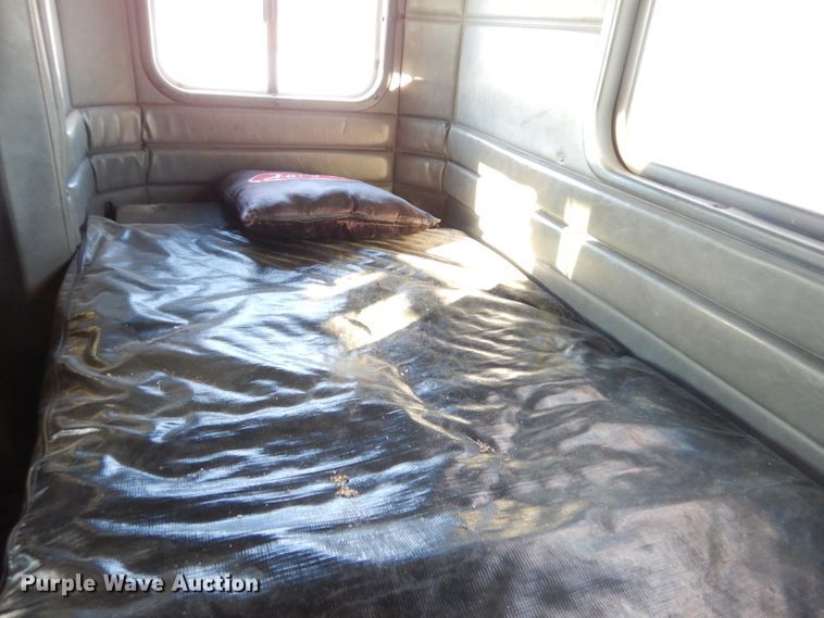 image for item IV9974 2002 Peterbilt 379  semi truck