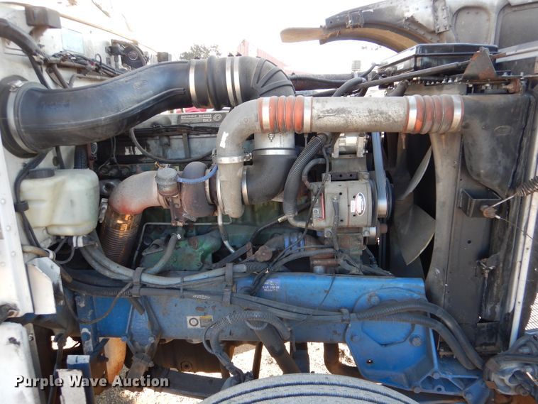 image for item IV9974 2002 Peterbilt 379  semi truck