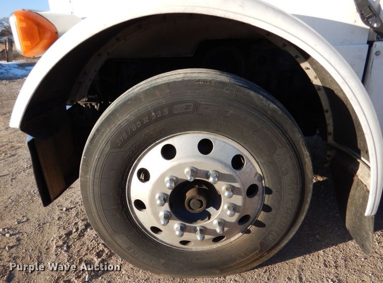 image for item IV9974 2002 Peterbilt 379  semi truck