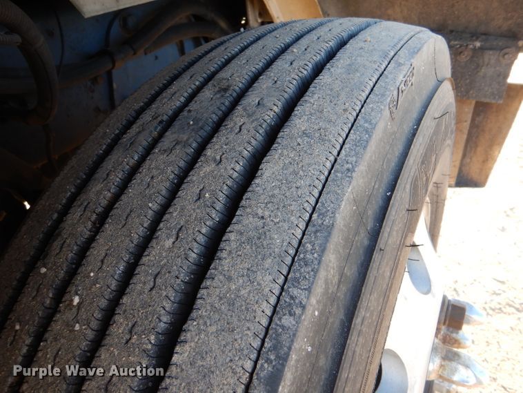 image for item IV9974 2002 Peterbilt 379  semi truck